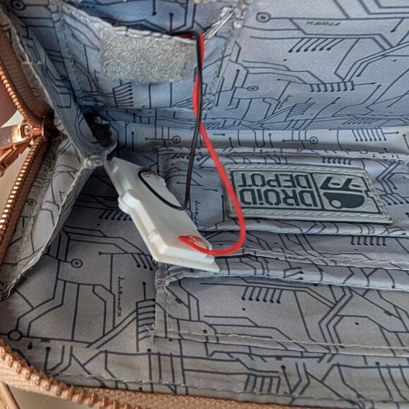 Disney Star Wars Galaxy's Edge BB-8/R2-D2 Light Up Phone Case Wallet - Picture 13 of 13